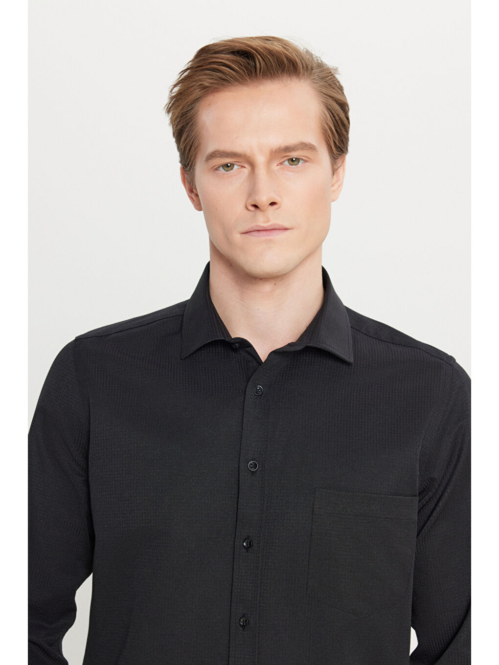 Erkek Siyah Pamuklu Tailored Slim Fit Dar Kesim Klasik Yaka Armürlü Cepli Gömlek-3