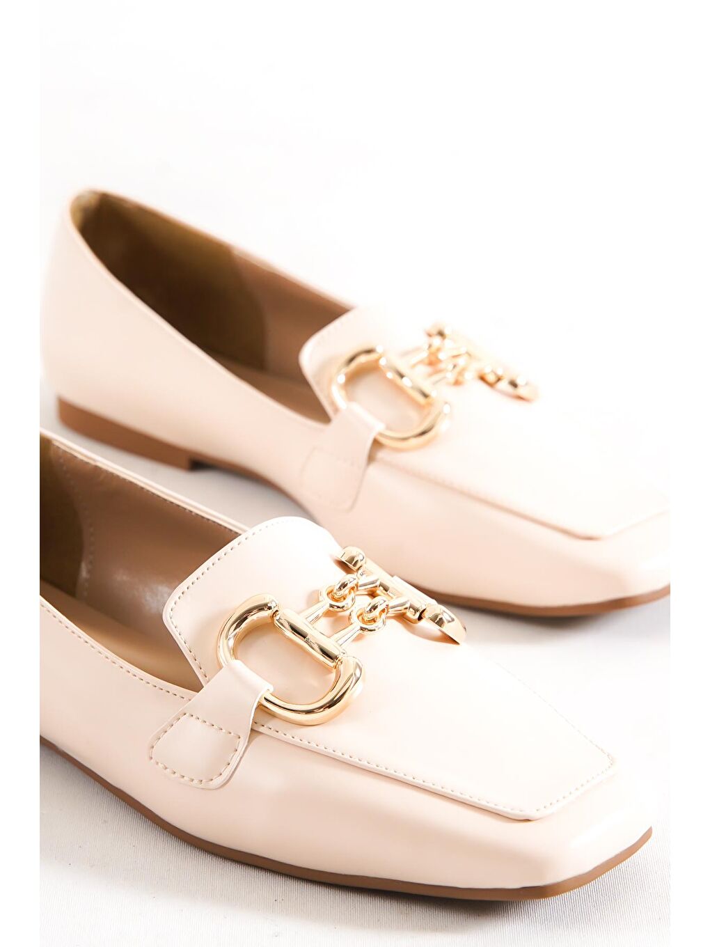 Ekru Küt Burunlu Ön Toka Aksesuarlı Kadın Loafer Ayakkabı-3