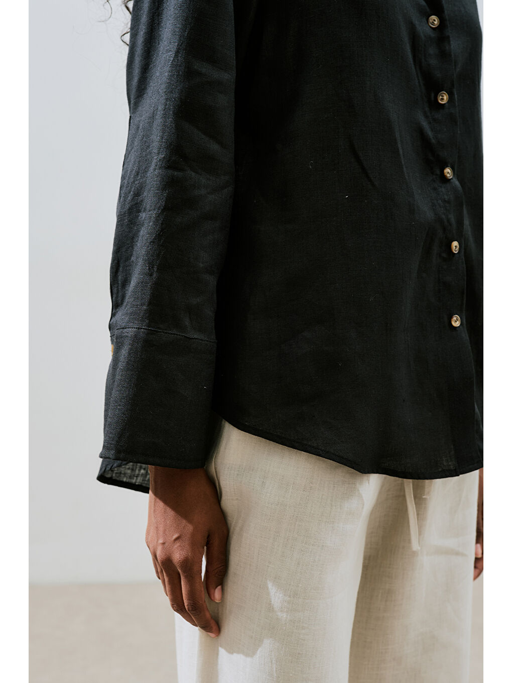 Keten Geniş Manşetli Gömlek Siyah-4