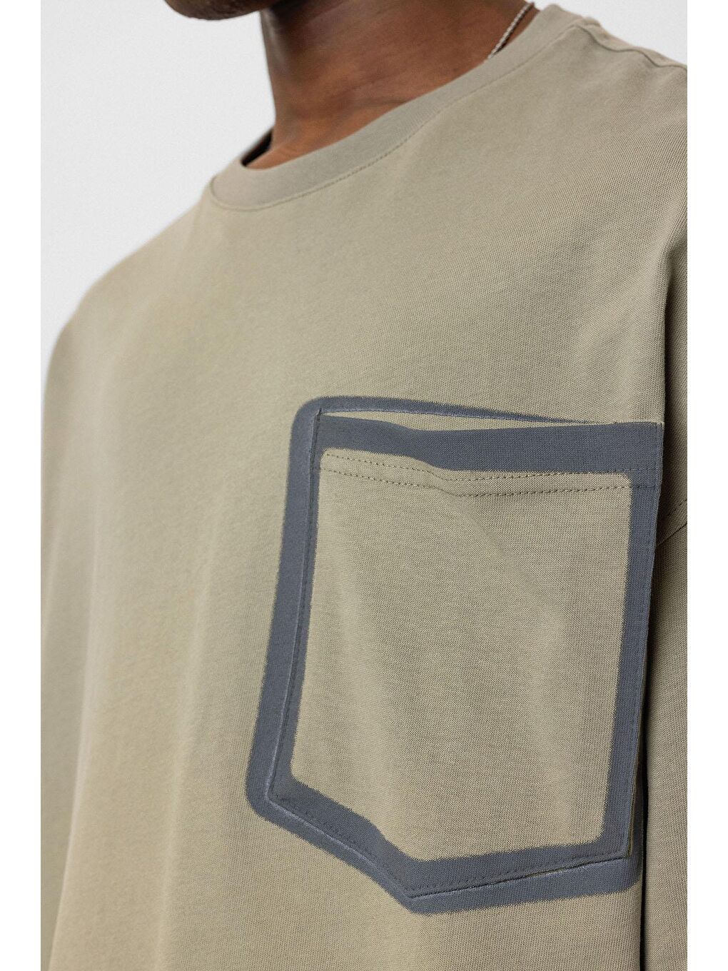 Bisiklet Yaka Cepli Oversize Tişört Haki-5