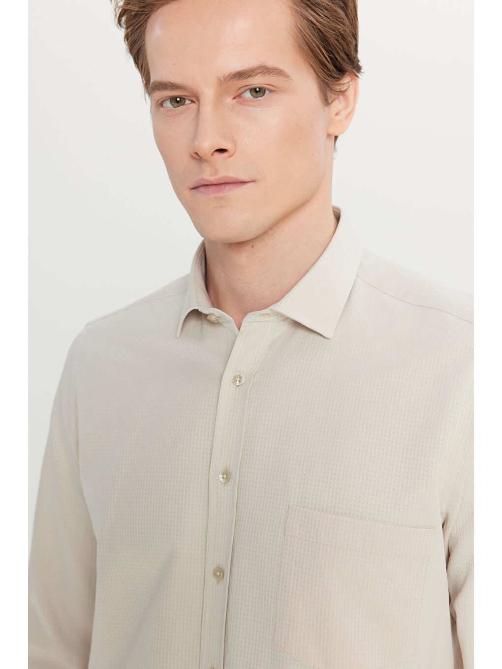 Erkek Bej Pamuklu Tailored Slim Fit Dar Kesim Klasik Yaka Armürlü Cepli Gömlek-3
