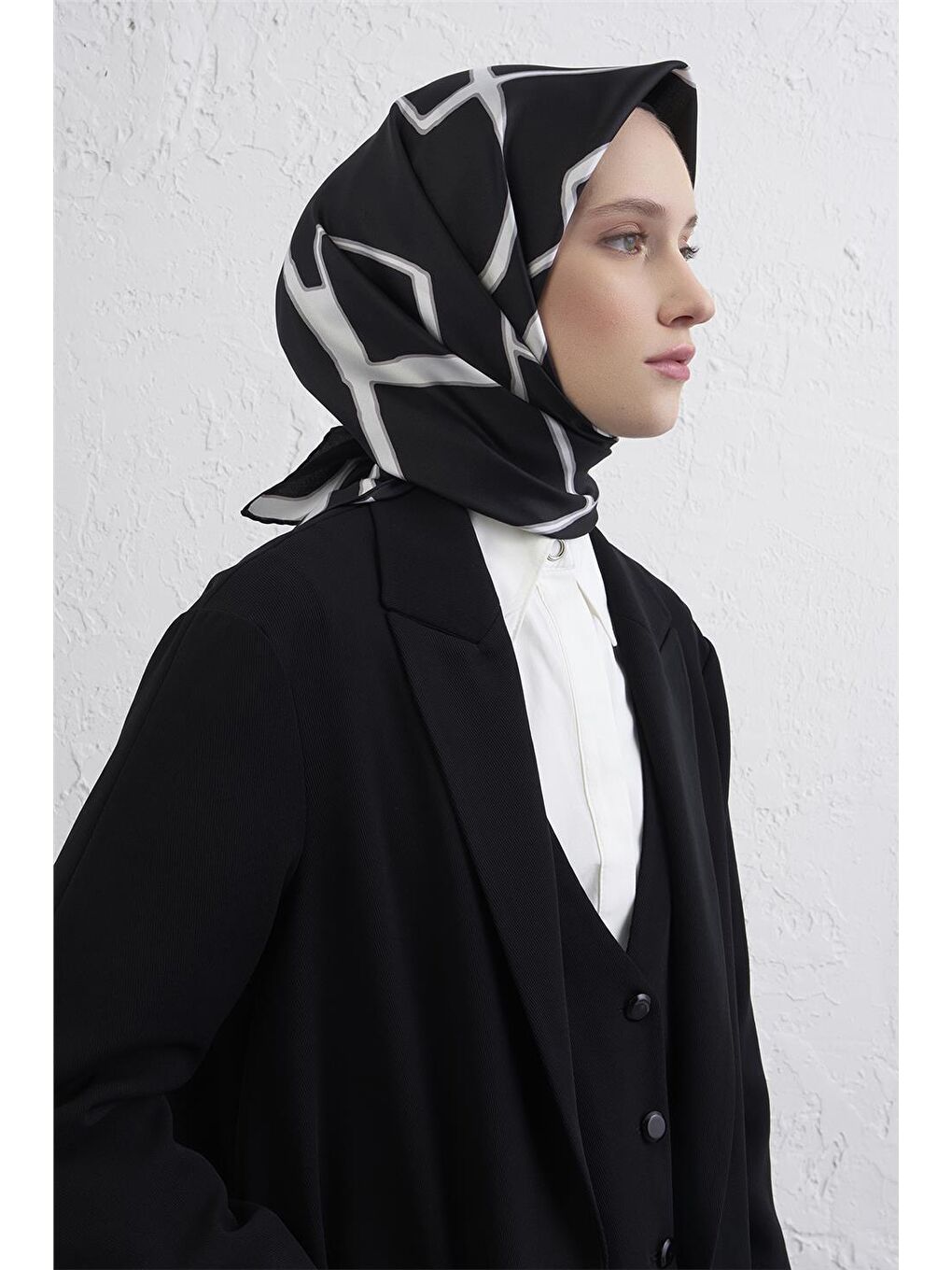 Siyah Geometrik Desenli Saf İpek Twill Eşarp 9441D 05