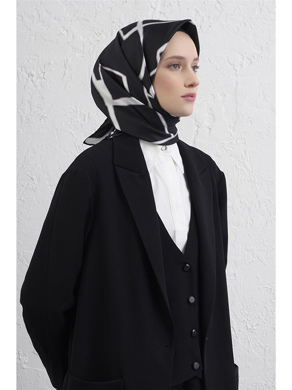 Siyah Geometrik Desenli Saf İpek Twill Eşarp 9441D 05-1