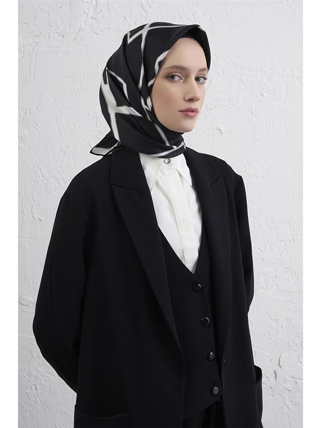 Siyah Geometrik Desenli Saf İpek Twill Eşarp 9441D 05-2