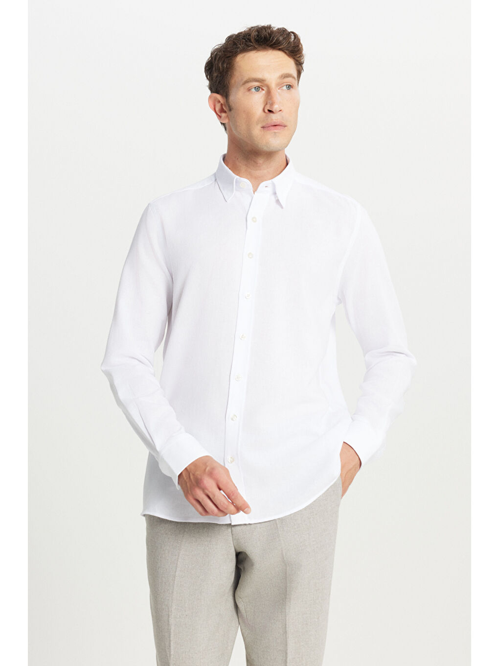 Erkek Beyaz %100 Pamuklu Tailored Slim Fit Dar Kesim Gizli Düğmeli Yaka Armürlü Gömlek-1