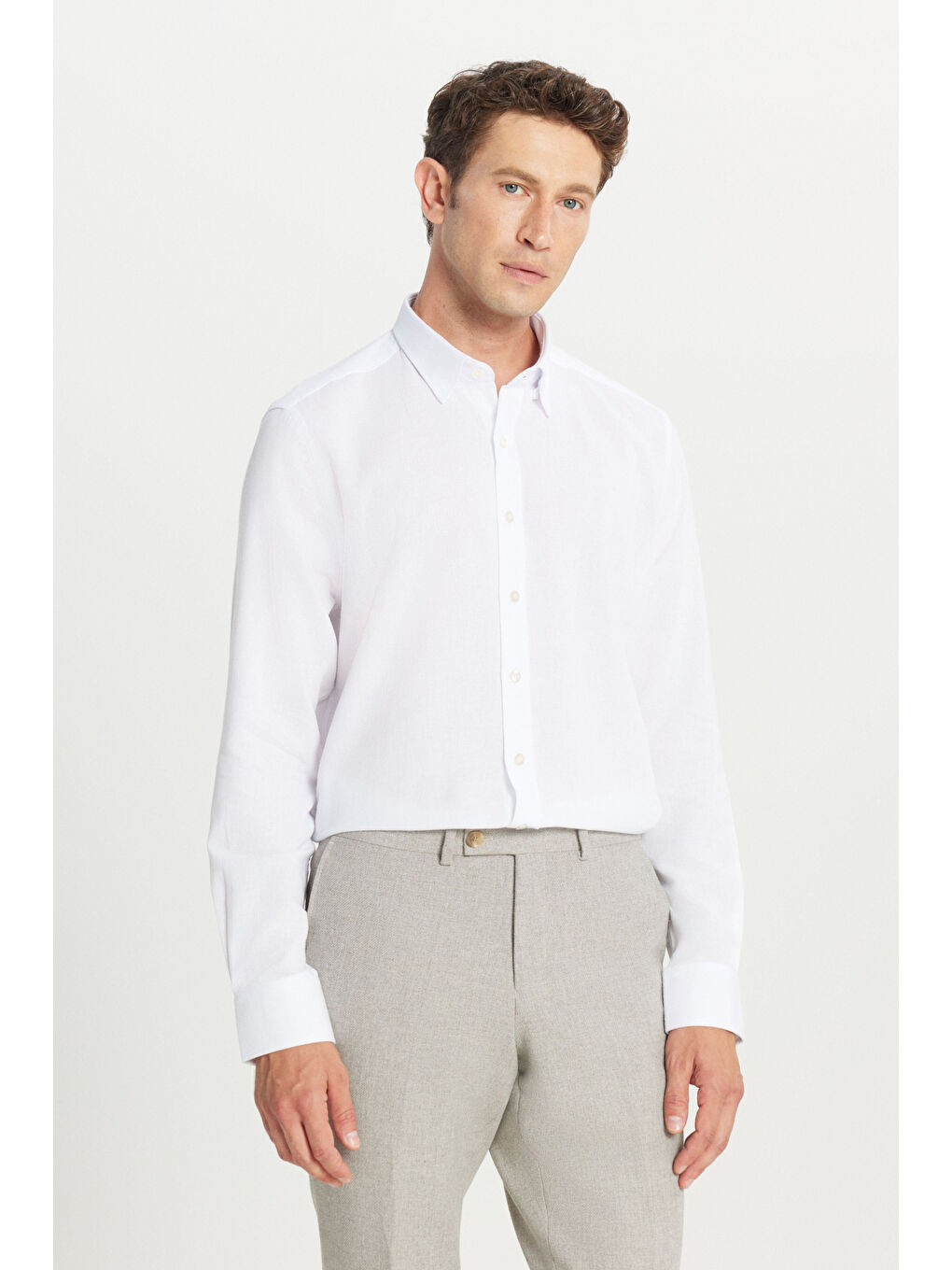 Erkek Beyaz %100 Pamuklu Tailored Slim Fit Dar Kesim Gizli Düğmeli Yaka Armürlü Gömlek-2