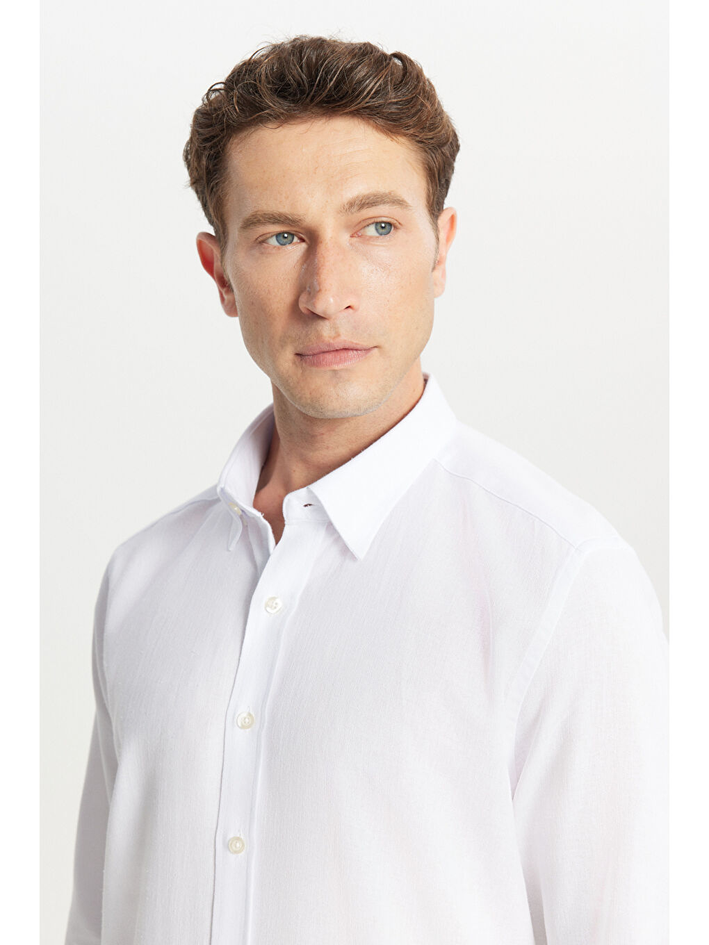 Erkek Beyaz %100 Pamuklu Tailored Slim Fit Dar Kesim Gizli Düğmeli Yaka Armürlü Gömlek-4