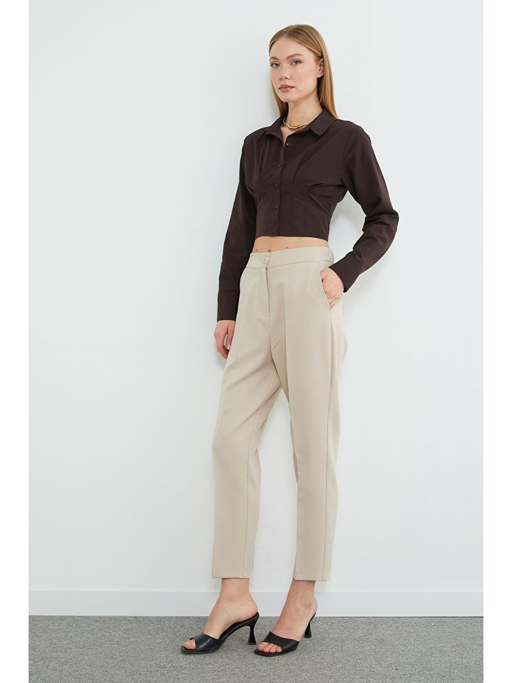 Bej Beli Lastikli Düğmeli Kumaş Pantolon-4