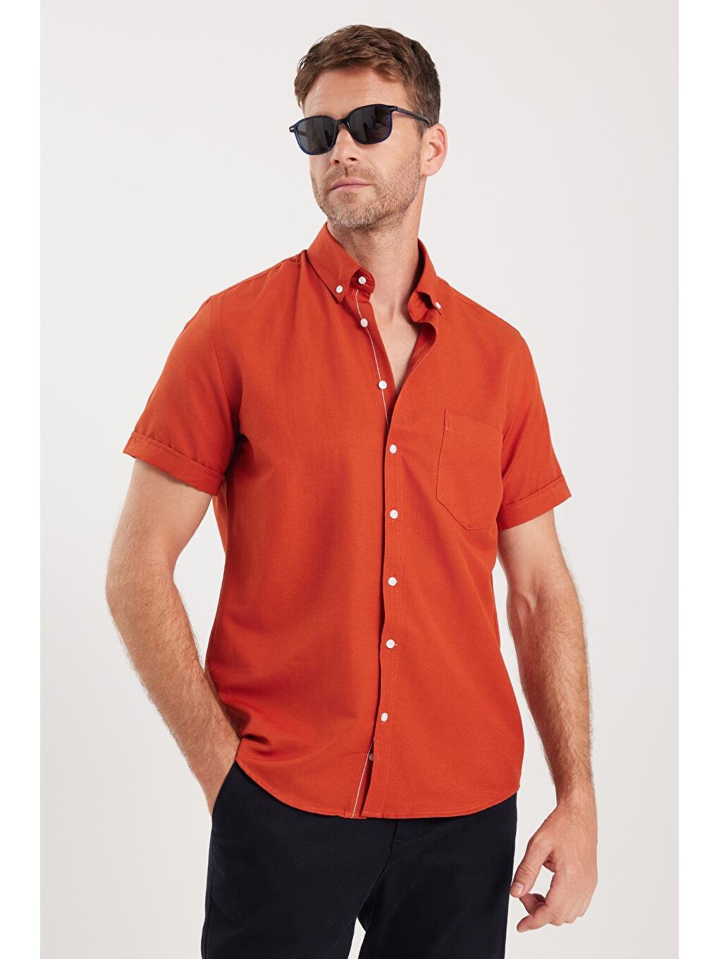 Kahverengi Erkek Klasik Regular Fit Rahat Kesim Düğmeli Spor Yaka Oxford Pamuklu Kısa Kol Kiremit Gömlek