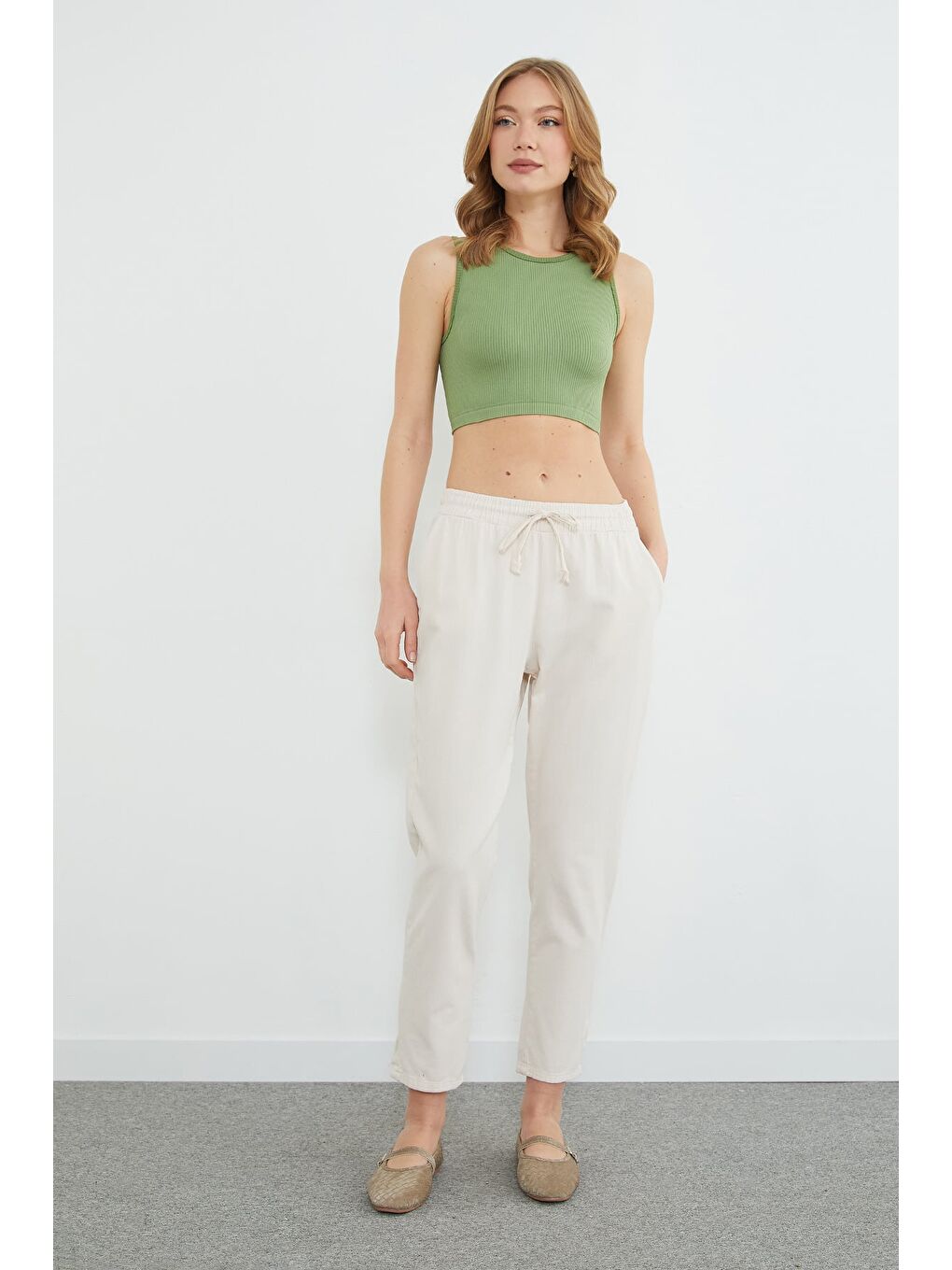 Bej Beli Bağlamalı Cepli Gabardin Pantolon-1