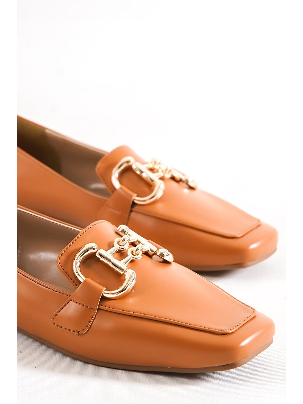 Kahverengi Küt Burunlu Ön Toka Aksesuarlı Kadın Loafer Ayakkabı-3