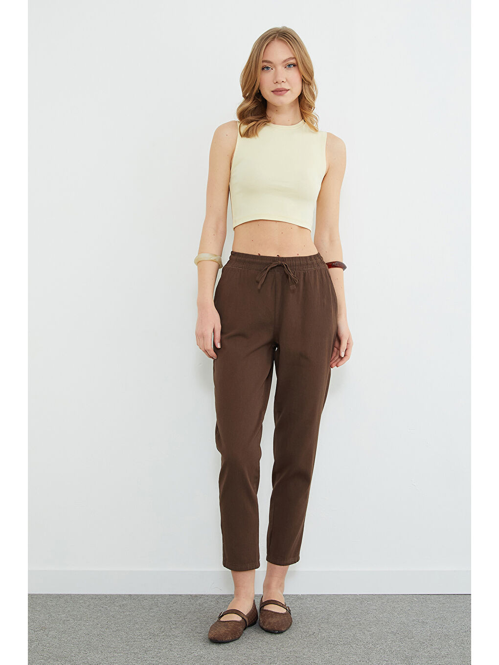 Kahverengi Beli Bağlamalı Cepli Gabardin Pantolon-1