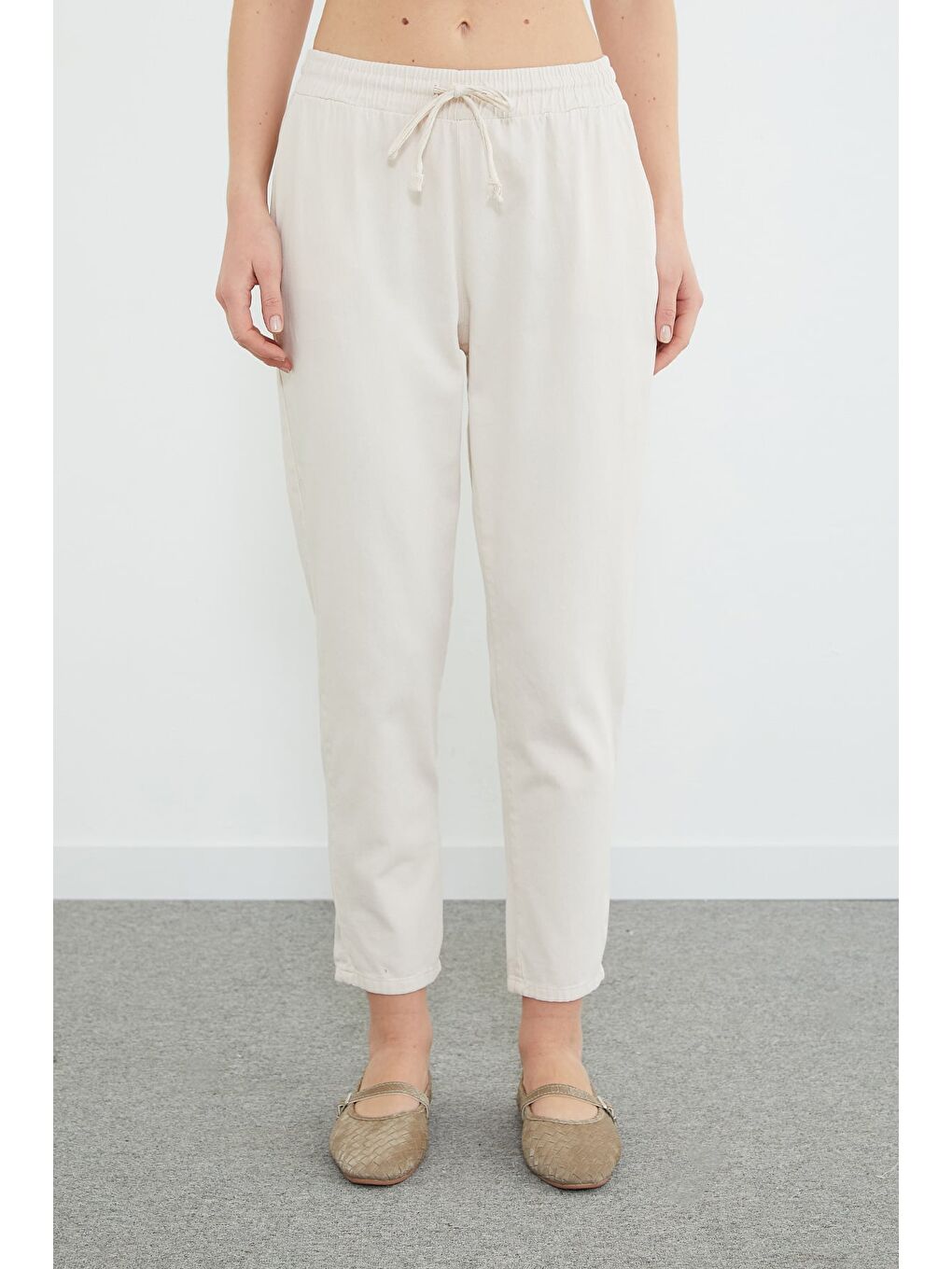 Bej Beli Bağlamalı Cepli Gabardin Pantolon-4