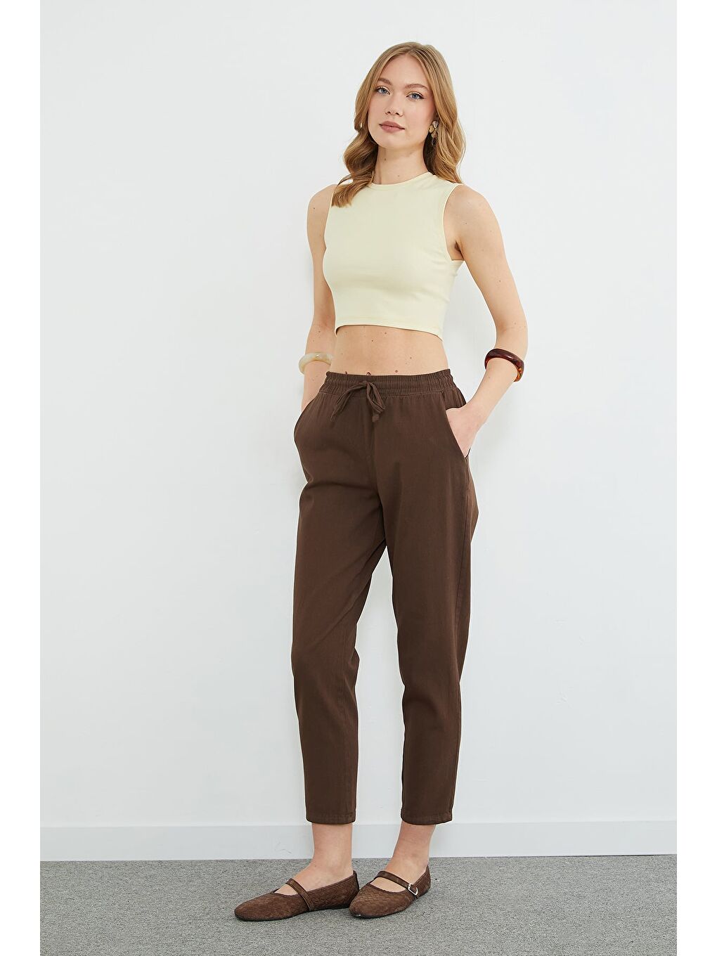 Kahverengi Beli Bağlamalı Cepli Gabardin Pantolon-2