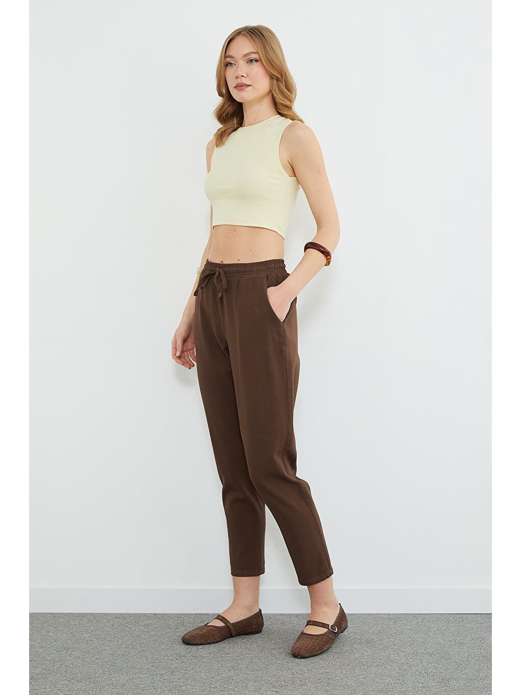 Kahverengi Beli Bağlamalı Cepli Gabardin Pantolon-3