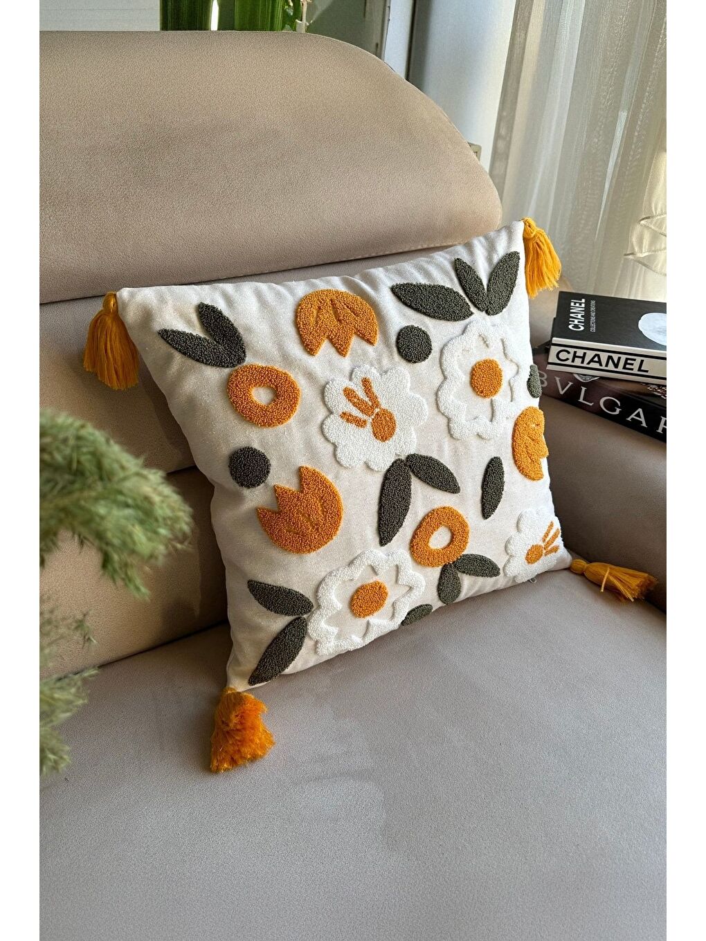 Turuncu Çiçek Nakışlı Püsküllü Kırlent Kılıfı