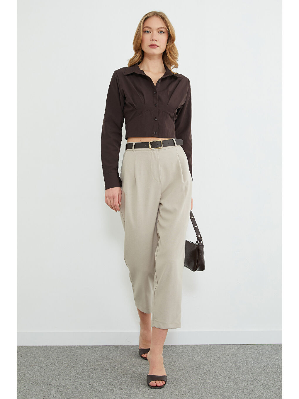 Bej Kemer Detaylı Pileli Cepli Pantolon-1