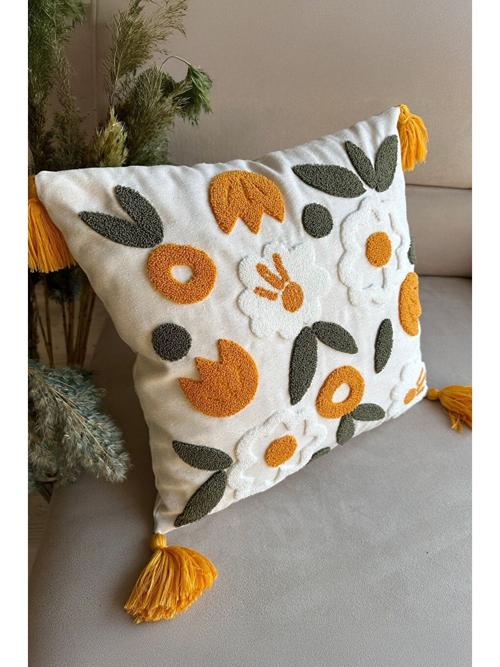 Turuncu Çiçek Nakışlı Püsküllü Kırlent Kılıfı-1