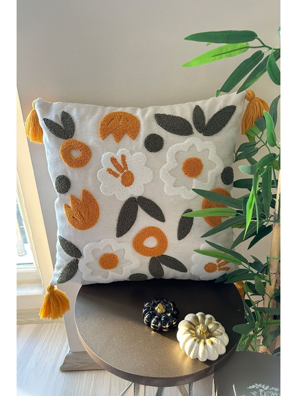 Turuncu Çiçek Nakışlı Püsküllü Kırlent Kılıfı-2