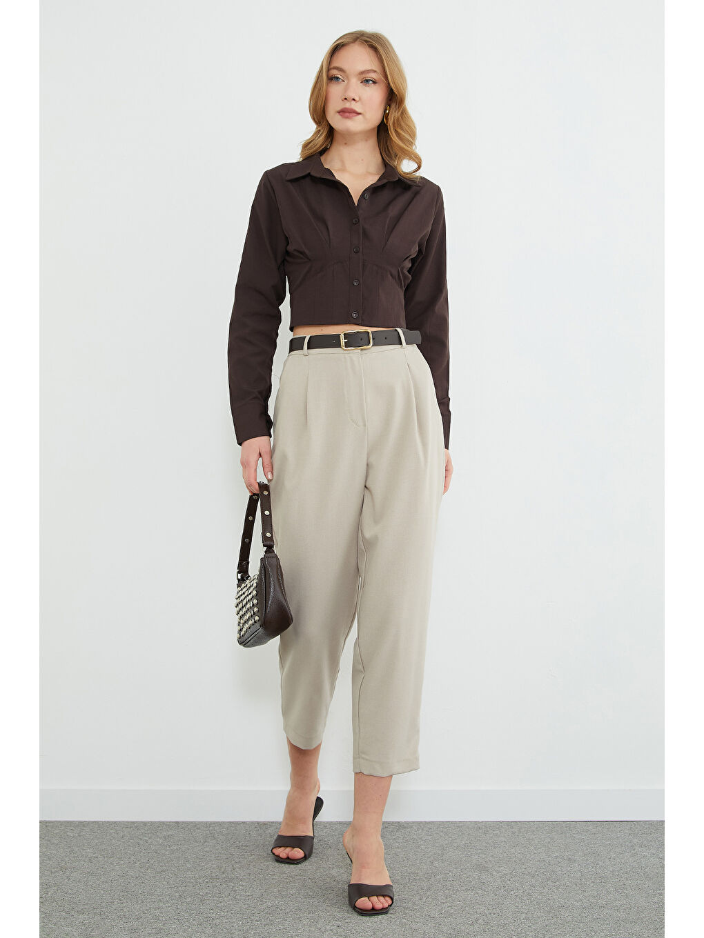 Bej Kemer Detaylı Pileli Cepli Pantolon-2