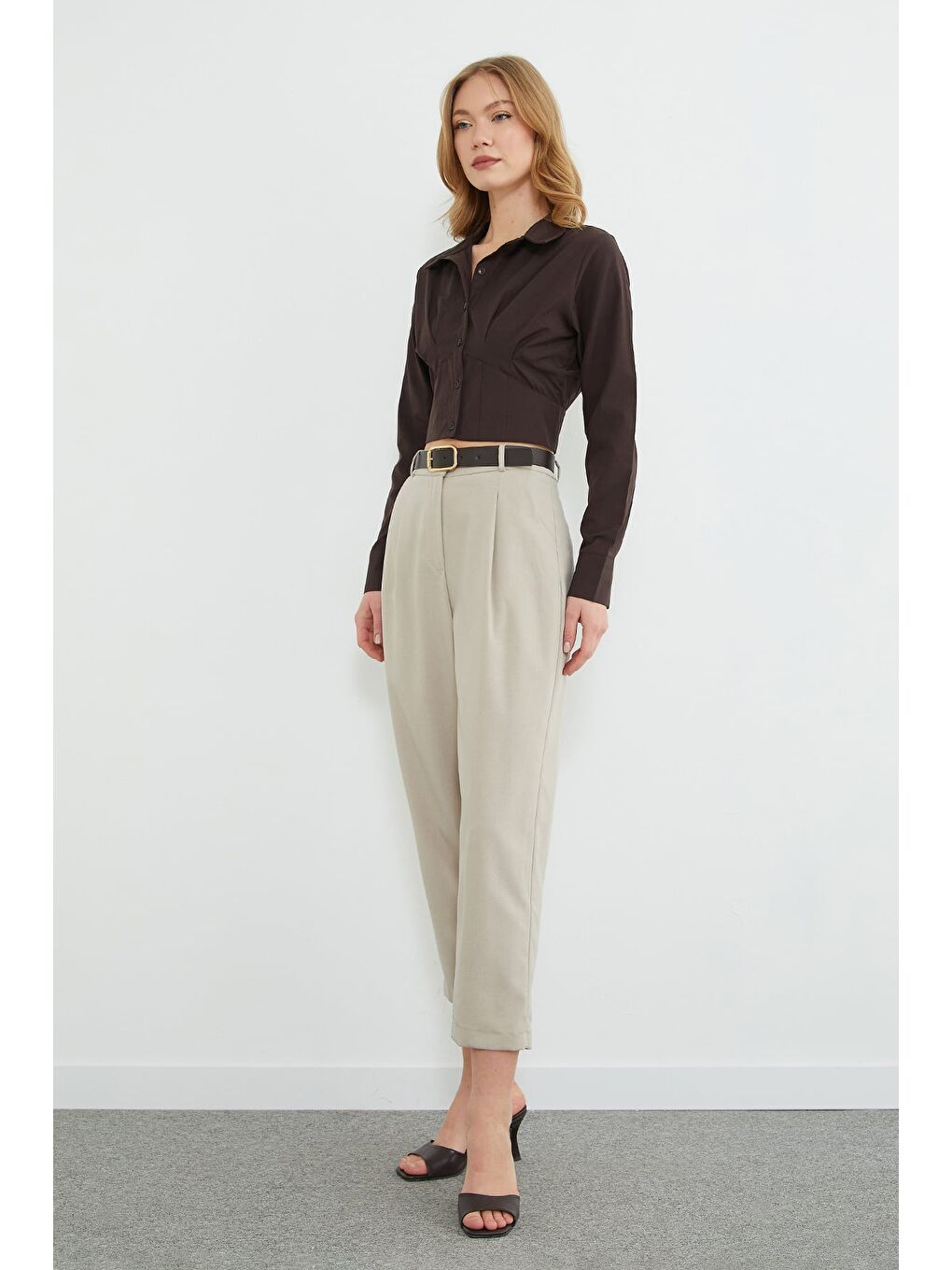 Bej Kemer Detaylı Pileli Cepli Pantolon-3
