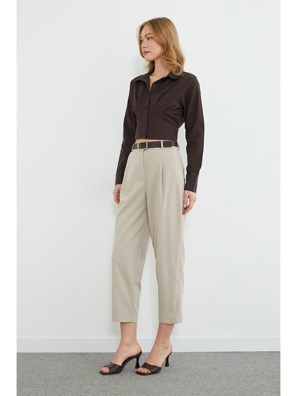 Bej Kemer Detaylı Pileli Cepli Pantolon-4