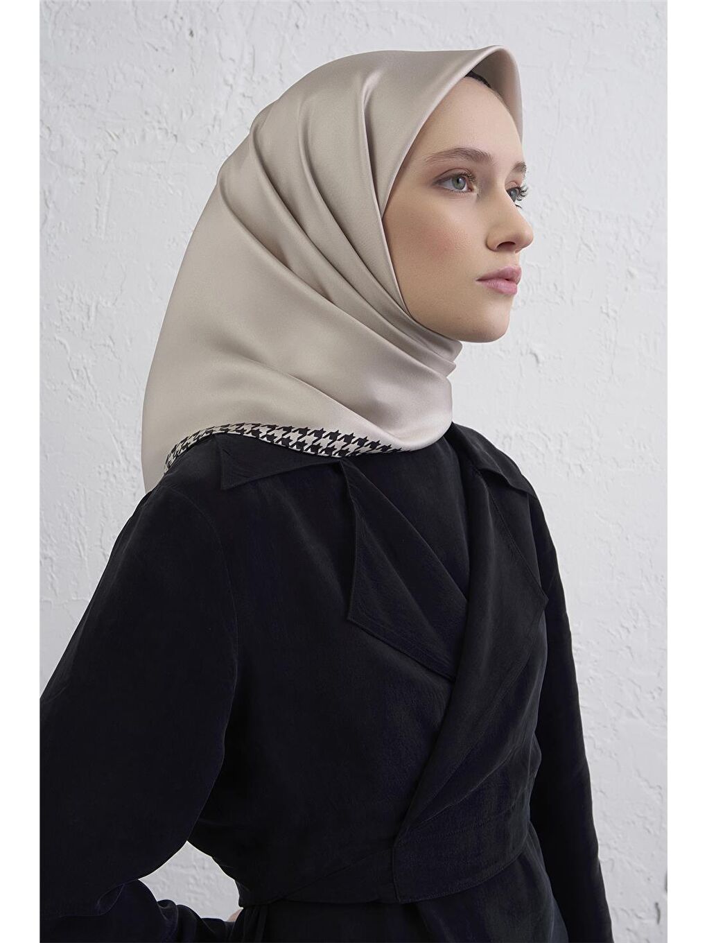 Bej Su Yolu Desenli Saf İpek Twill Eşarp 9443D 01