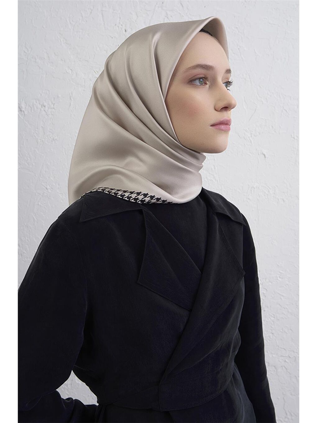 Bej Su Yolu Desenli Saf İpek Twill Eşarp 9443D 01-1