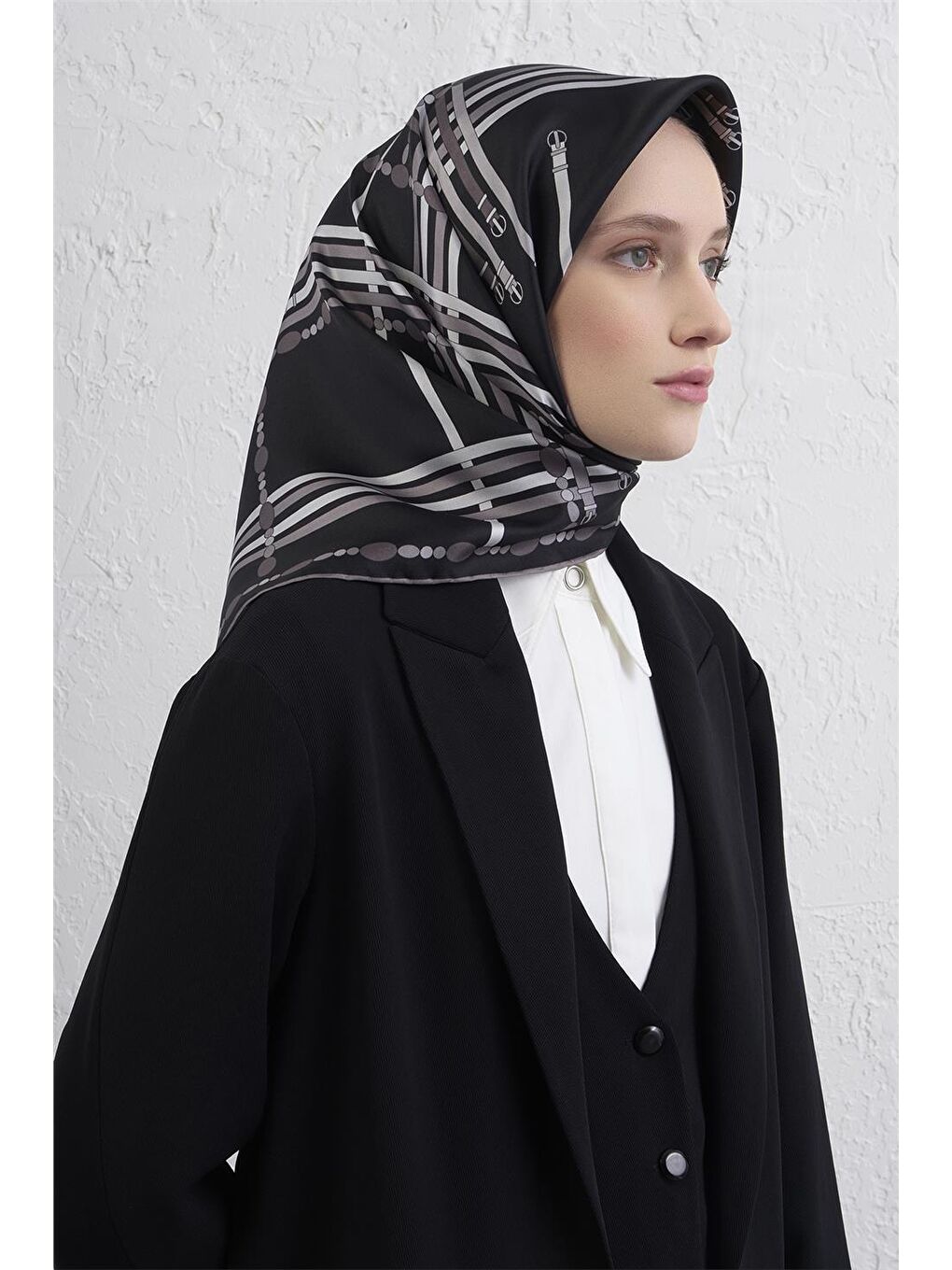 Siyah Obje Desenli Saf İpek Twill Eşarp 9407D 86