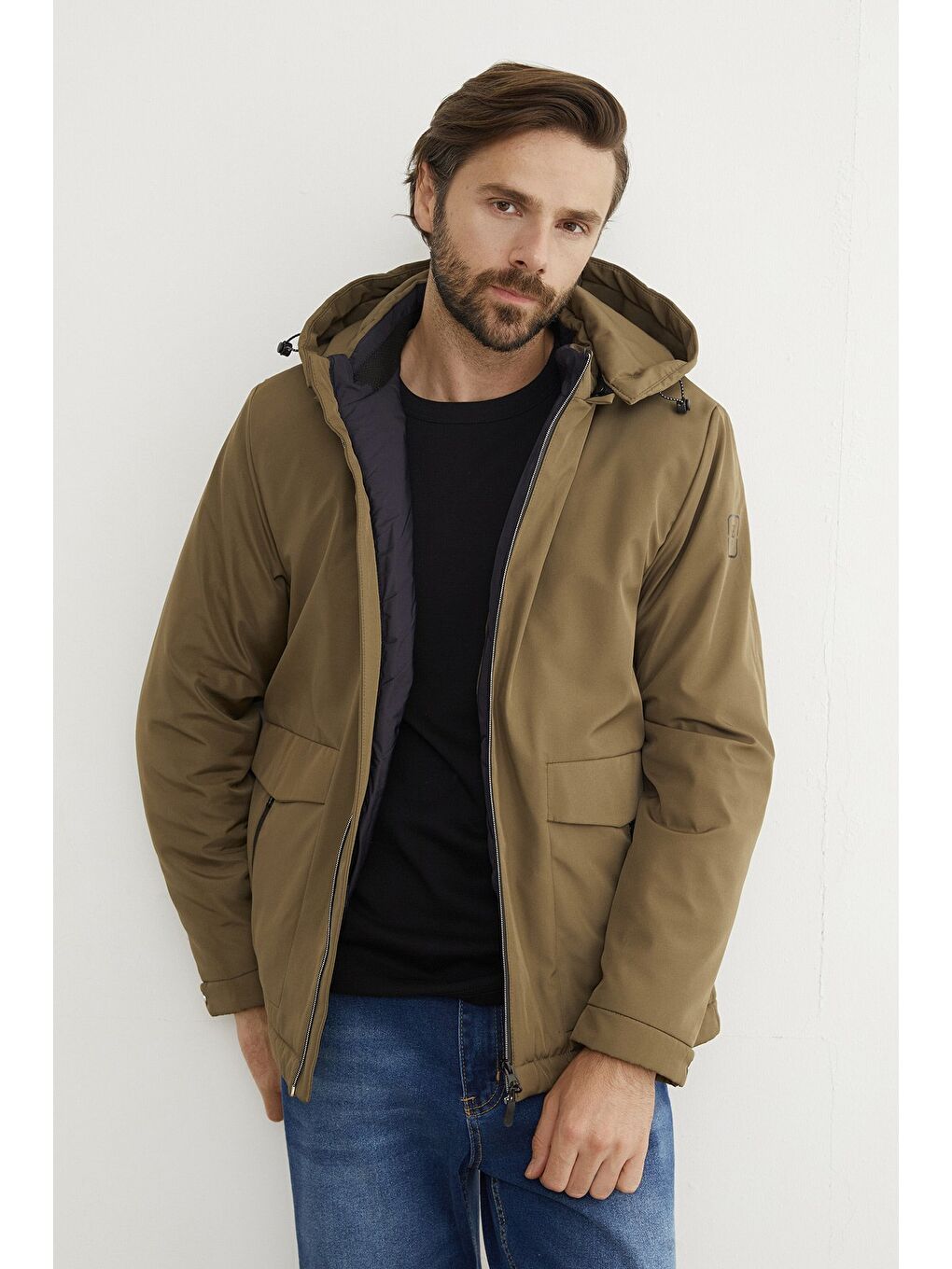 Haki Kolu Yazı Baskılı Cebi Fermuarlı Kapüşonlu Mont-1