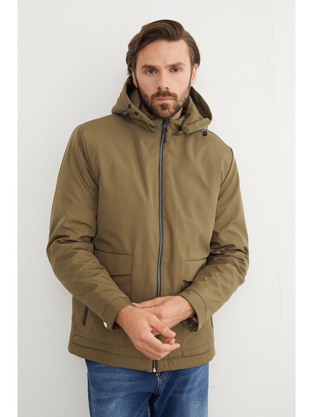 Haki Kolu Yazı Baskılı Cebi Fermuarlı Kapüşonlu Mont-2