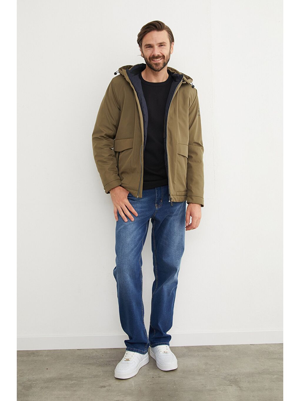 Haki Kolu Yazı Baskılı Cebi Fermuarlı Kapüşonlu Mont-3