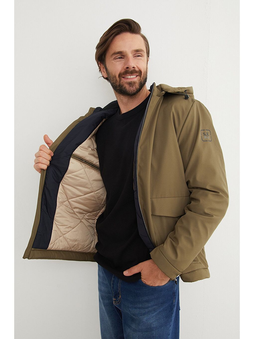 Haki Kolu Yazı Baskılı Cebi Fermuarlı Kapüşonlu Mont-4