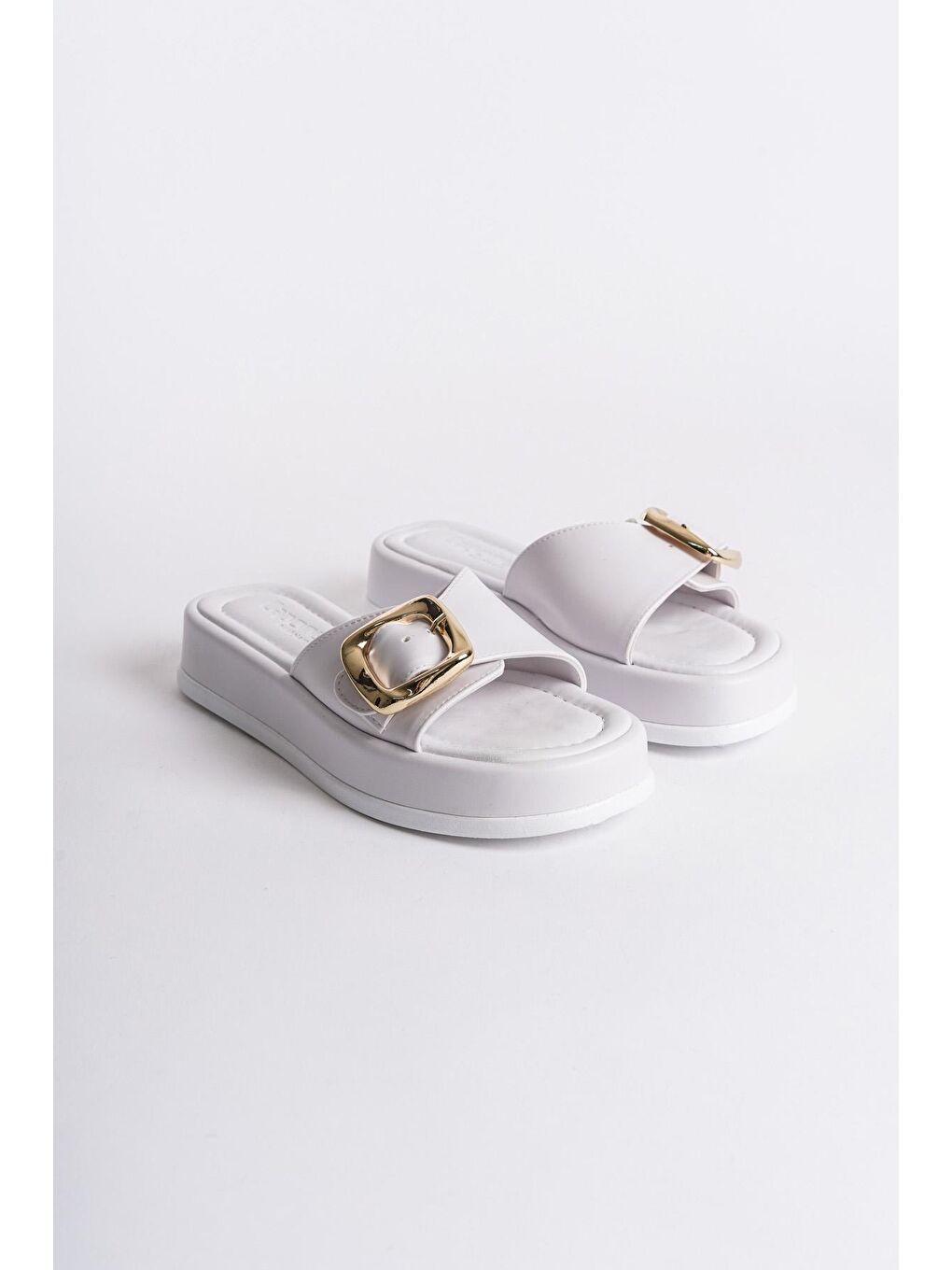 Beyaz Dolgu Topuklu Tek Bantlı Tokalı Kadın Terlik