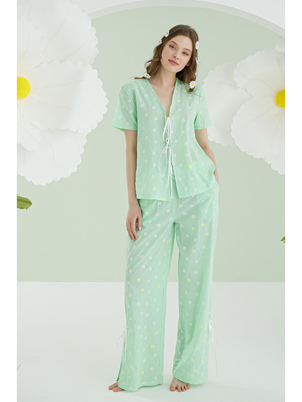 Yeşil Papatya Desenli Önden Bağlamalı Pijama Takımı