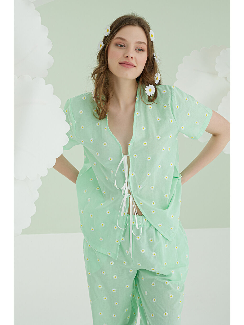 Yeşil Papatya Desenli Önden Bağlamalı Pijama Takımı-1