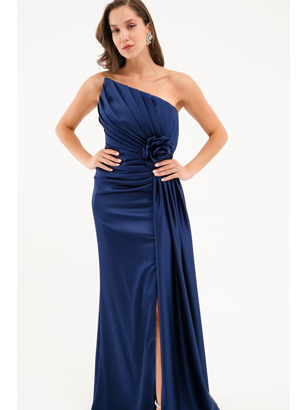 Kadın Lacivert Drapeli Çiçek Detay Uzun Saten Abiye Elbise-1