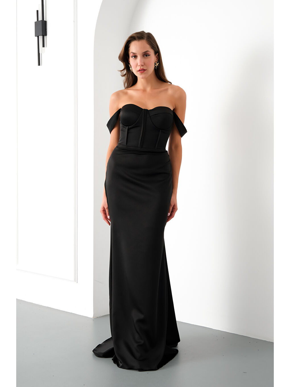 Kadın Siyah Göğüs Balenli Uzun Saten Abiye Elbise