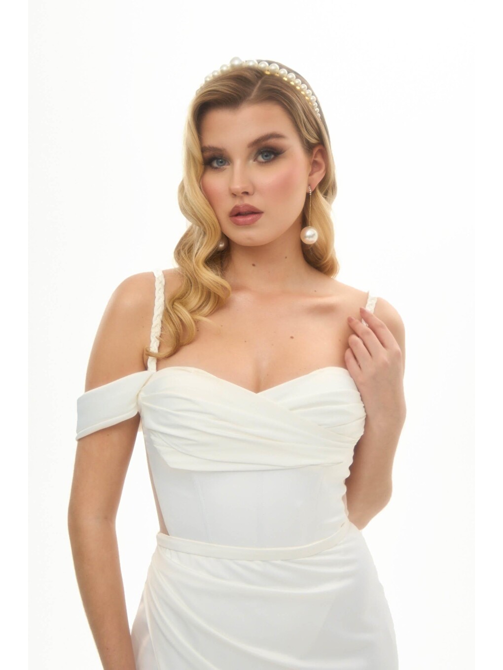 Ekru Askılı Yırtmaçlı Saten Nikah Elbisesi-3