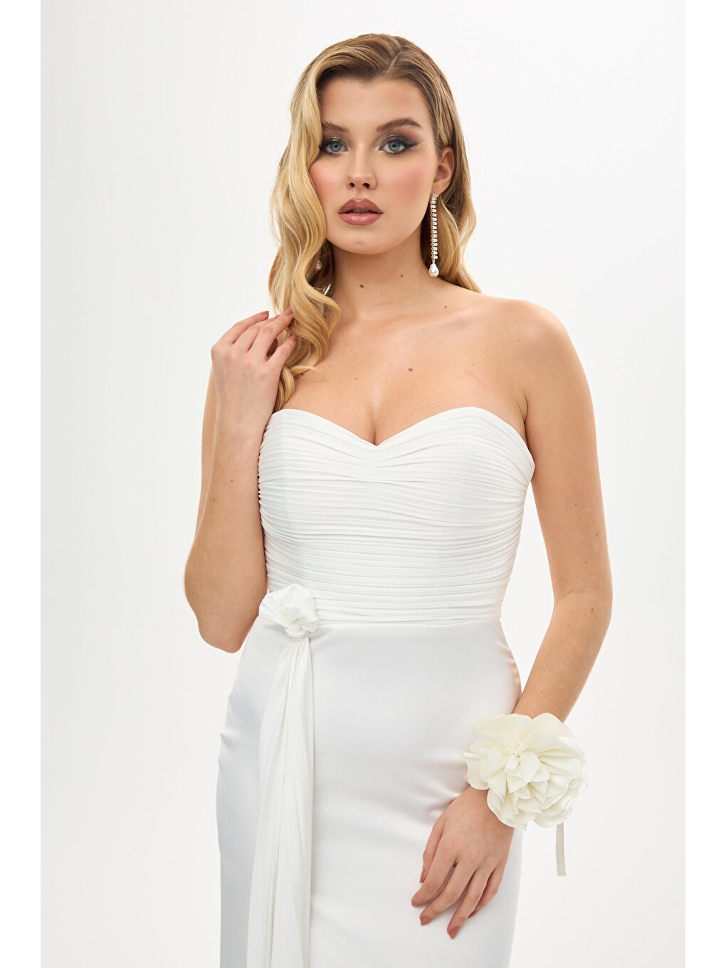 Ekru Dekolteli Yırtmaçlı Saten Nikah Elbisesi-2