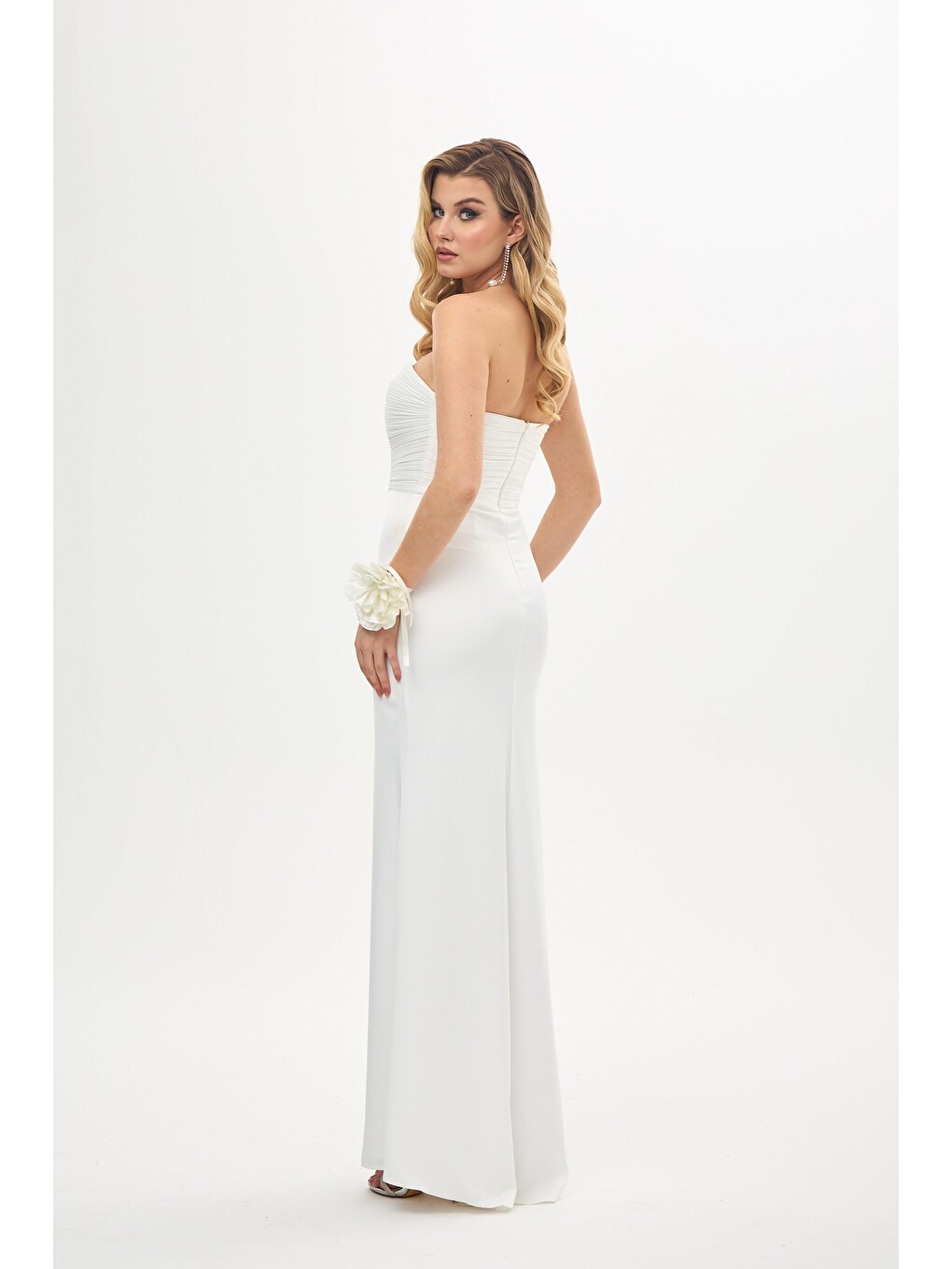 Ekru Dekolteli Yırtmaçlı Saten Nikah Elbisesi-5