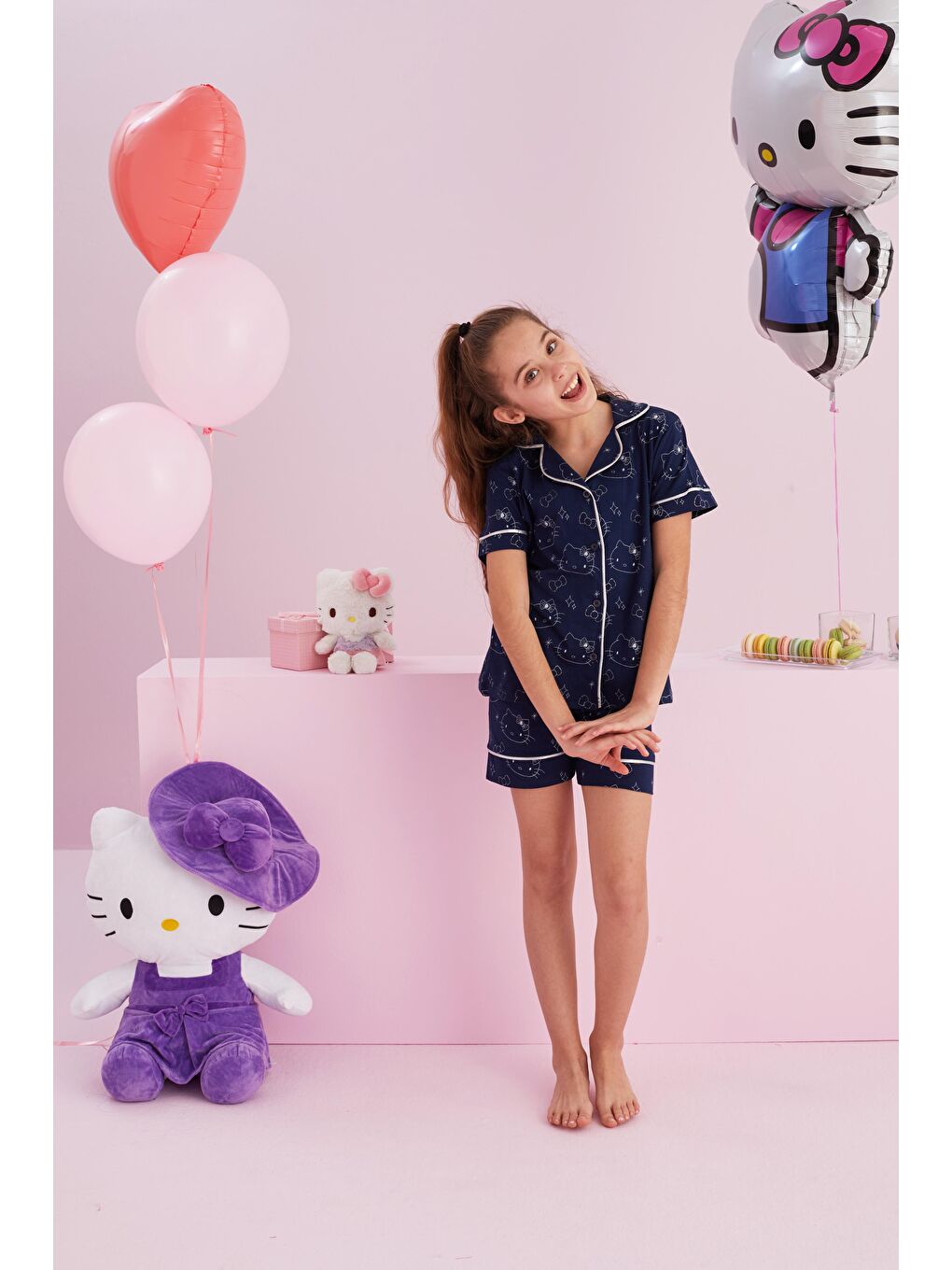 SİYAH İNCİ Lacivert Hello Kitty Lisanslı %100 Pamuk Lacivert Çok Renkli Düğmeli Biyeli Şort Pijama Takım