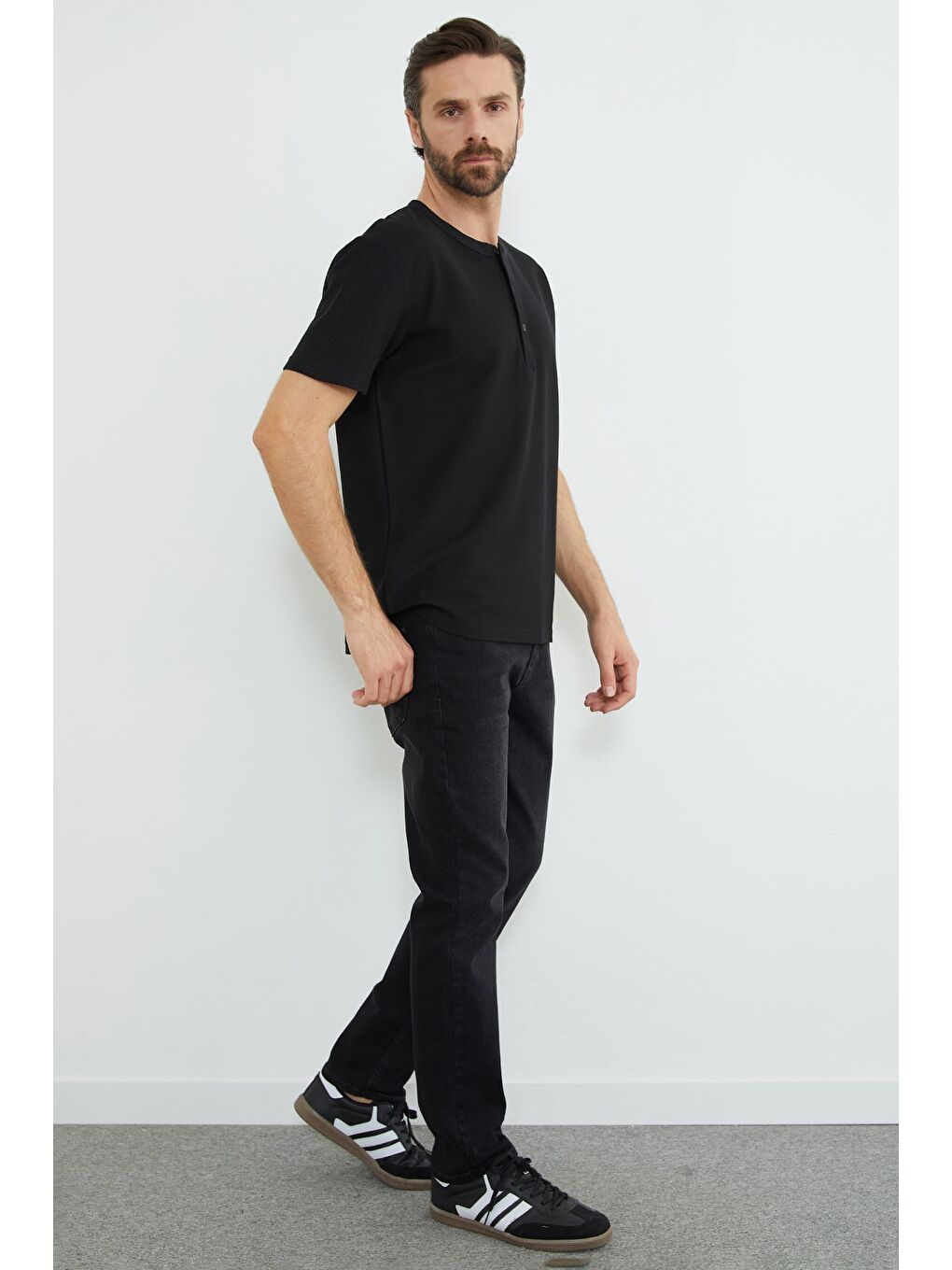 Siyah Petek Kumaş Düğmeli Bisiklet Yaka Tişört-2