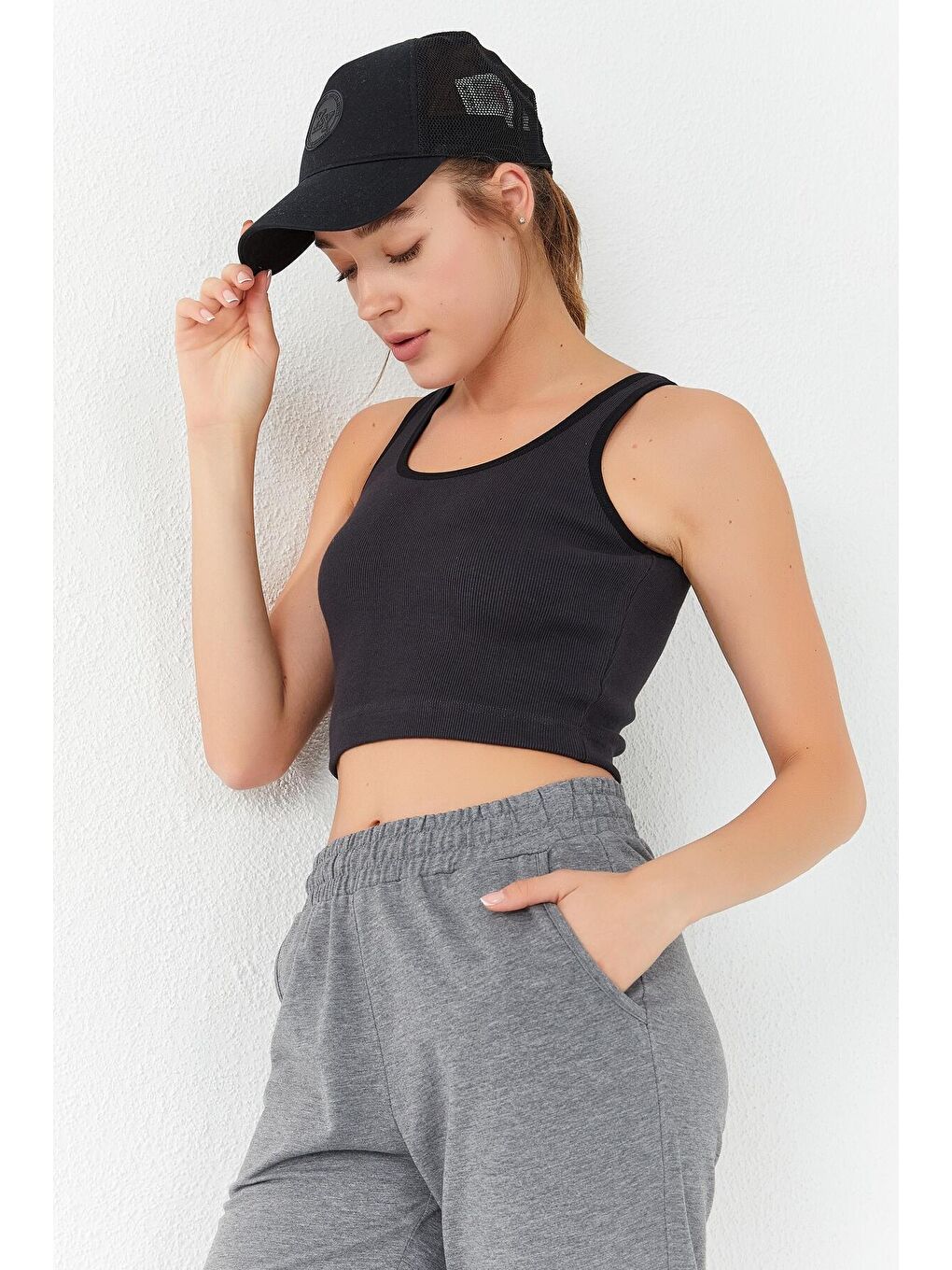 TOMMYLIFE Gri Füme Basic Sıfır Kol Dar Kalıp U Yaka Kadın Crop Top Atlet - 97160 - 2