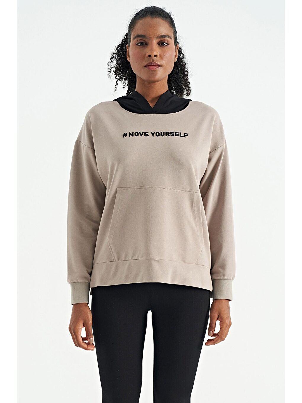 TOMMYLIFE Koyu Bej Kadın Kapüşonlu Kanguru Cep Kadın Oversize Sweatshirt - 97161