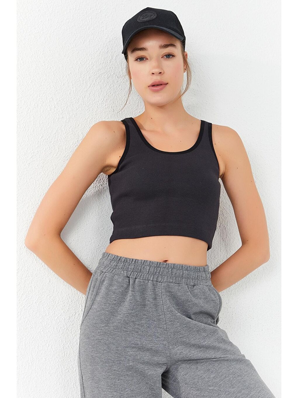 TOMMYLIFE Gri Füme Basic Sıfır Kol Dar Kalıp U Yaka Kadın Crop Top Atlet - 97160 - 4