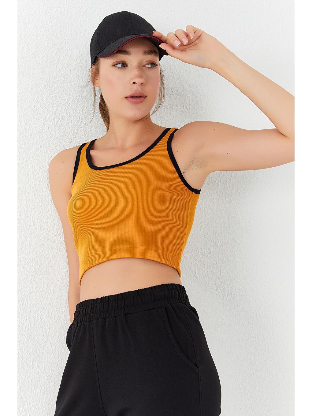 TOMMYLIFE Sarı Hardal Basic Sıfır Kol Dar Kalıp U Yaka Kadın Crop Top Atlet - 97160