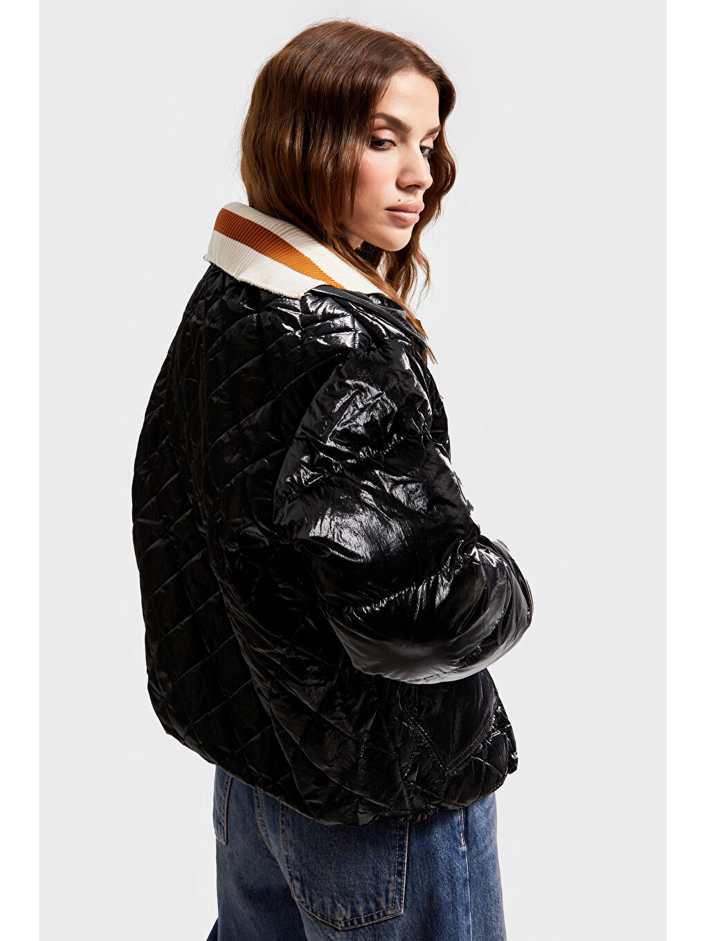 Kadın Siyah Renk Parlak Kumaş Yaka Detaylı Ceket Mont-1