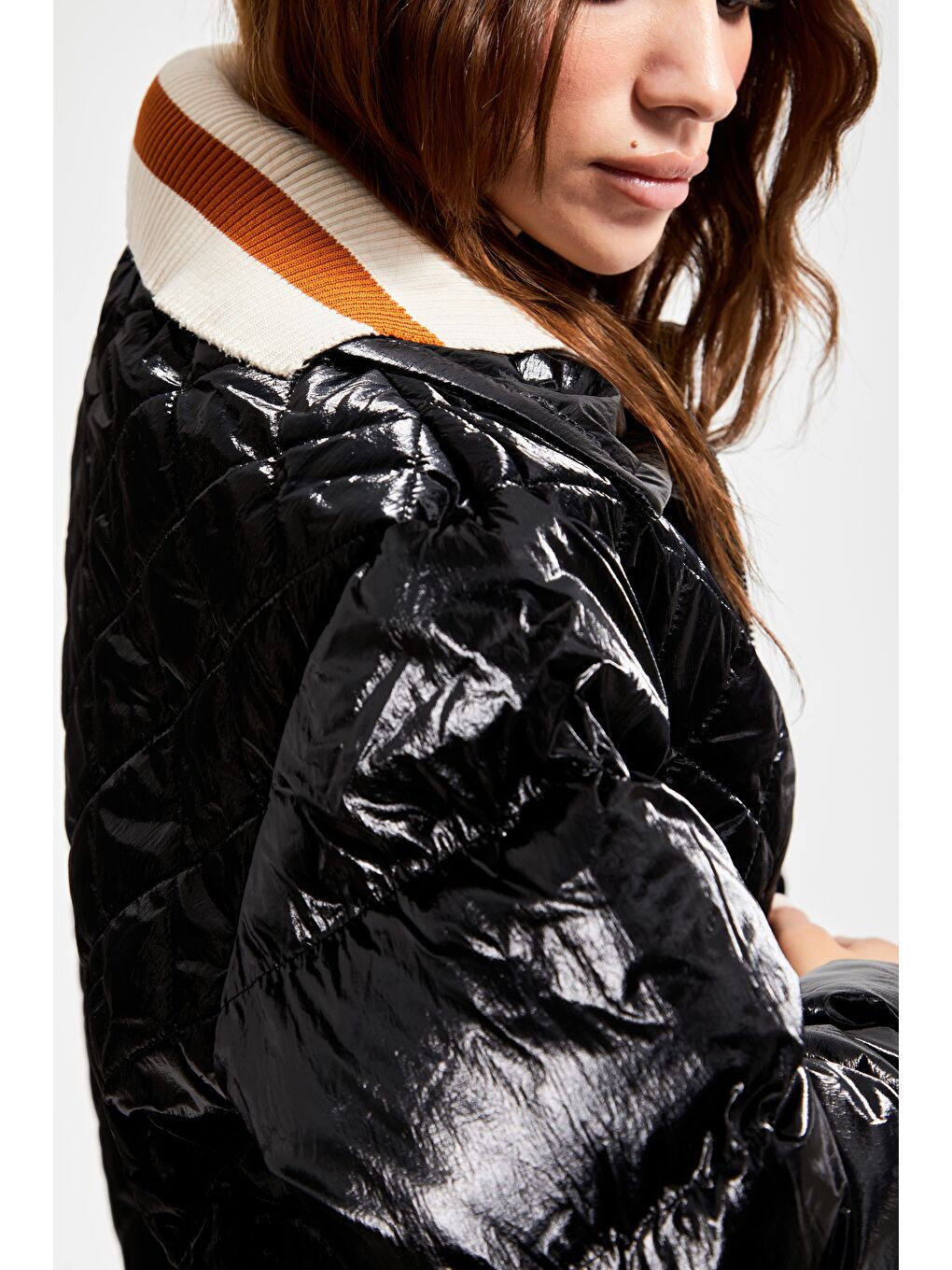 Kadın Siyah Renk Parlak Kumaş Yaka Detaylı Ceket Mont-3