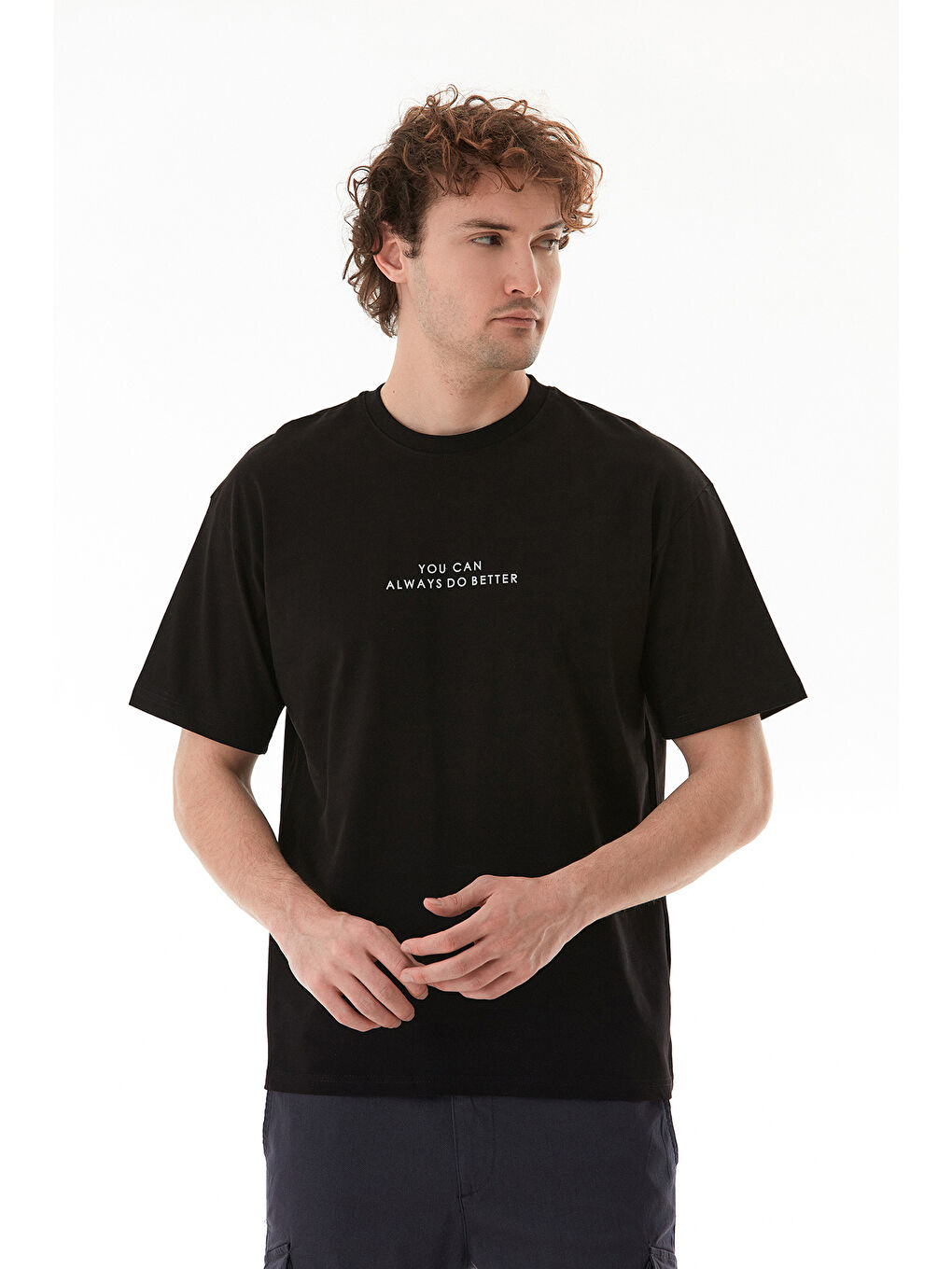 Siyah Yazı Kabartma Baskılı Bisiklet Yaka %100 Pamuk Tişört-1